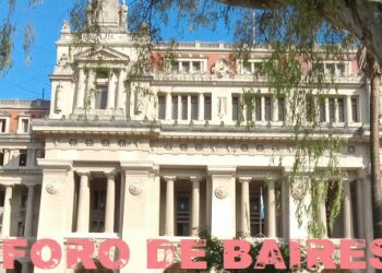 El Palacio de Justicia o Palacio Tribunales mira hacia Plaza Lavalle con orgullo de Monumento Histórico