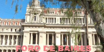 El Palacio de Justicia o Palacio Tribunales mira hacia Plaza Lavalle con orgullo de Monumento Histórico