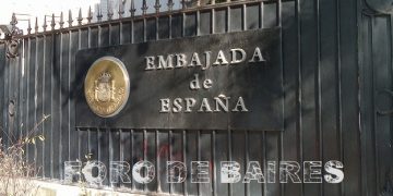 La Embajada de España y una ocurrente exposición al aire libre