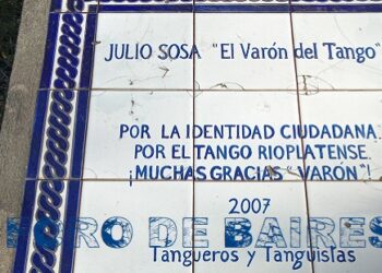 La placa que rinde homenaje a Julio Sosa «El varón del tango» se halla en Av. Figueroa Alcorta y Mariscal Ramón Castilla