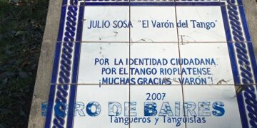 La placa que rinde homenaje a Julio Sosa «El varón del tango» se halla en Av. Figueroa Alcorta y Mariscal Ramón Castilla