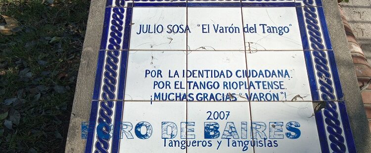 La placa que rinde homenaje a Julio Sosa «El varón del tango» se halla en Av. Figueroa Alcorta y Mariscal Ramón Castilla