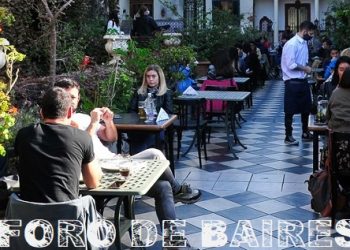 «El Bar Atis», uno de los más bellos sitios gourmets con terrazas, se ubica en el barrio de San Telmo