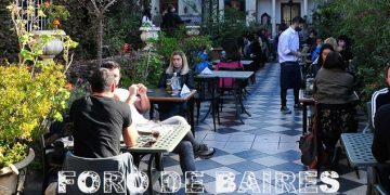 «El Bar Atis», uno de los más bellos sitios gourmets con terrazas, se ubica en el barrio de San Telmo