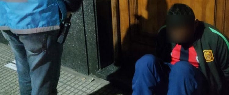 Dos detenidos en Recoleta: uno por violentar una persiana y otro por robar una cartera