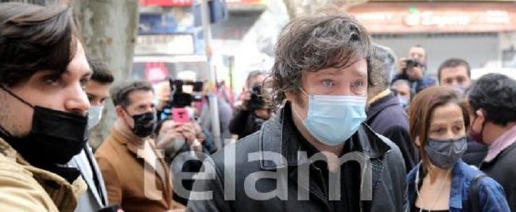 El precandidato Javier Milei votó en la UTN del barrio de Almagro
