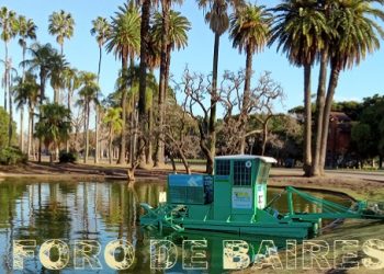 La limpieza de los lagos urbanos la realizan catamaranes especializados