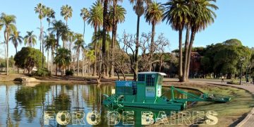 La limpieza de los lagos urbanos la realizan catamaranes especializados