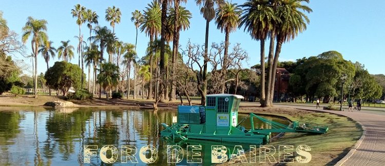 La limpieza de los lagos urbanos la realizan catamaranes especializados