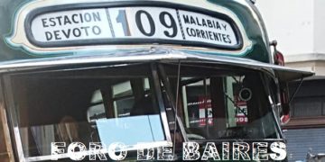 La vieja línea 109 recorrió la Ciudad y festejó el día de los bares Notables