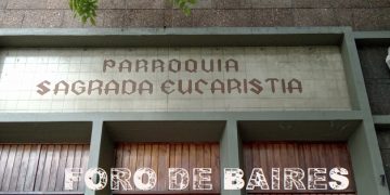 La Parroquia Sagrada Eucaristía, sobre la Santa Fe de su avenida bulliciosa