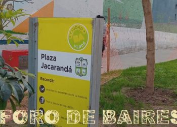 La Plaza Jacarandá se abre en el barrio de Palermo imprevistamente entre los edificios