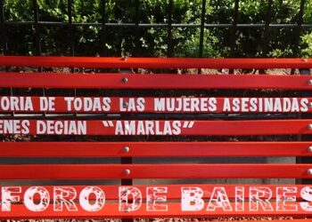 Una Placa y un Banco en Plaza Almagro gritan justicia por las mujeres desaparecidas y maltratadas