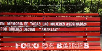 Una Placa y un Banco en Plaza Almagro gritan justicia por las mujeres desaparecidas y maltratadas