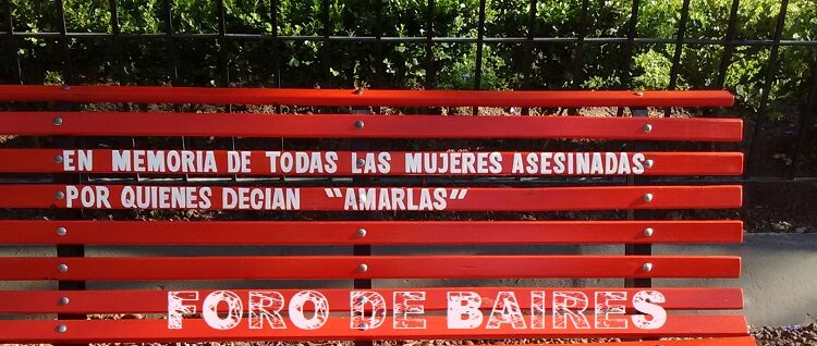 Una Placa y un Banco en Plaza Almagro gritan justicia por las mujeres desaparecidas y maltratadas
