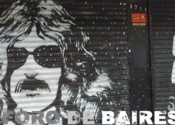 Homenaje a Charly García desde las esquinas y medianeras de Palermo