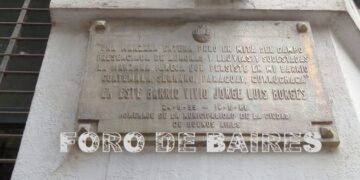 Una placa en Palermo anuncia que allí vivió Jorge Luis Borges