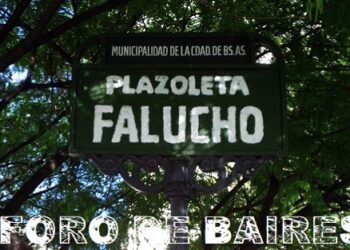 «La Plazoleta Falucho» vigila frente al Regimiento de Granaderos Patricios
