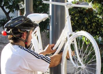 El significado de las bicicletas blancas colgadas en el camino