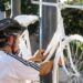 El significado de las bicicletas blancas colgadas en el camino