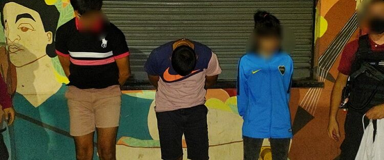 Cinco detenidos por arrebatar celulares en semáforos de Balvanera