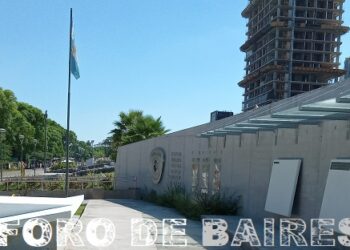 La piedra fundacional que homenaje a los caídos de Bomberos y Policías de la Ciudad se halla en la Av. Bullrich 50