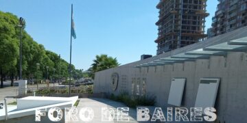 La piedra fundacional que homenaje a los caídos de Bomberos y Policías de la Ciudad se halla en la Av. Bullrich 50