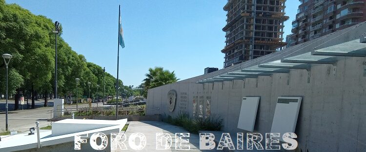 La piedra fundacional que homenaje a los caídos de Bomberos y Policías de la Ciudad se halla en la Av. Bullrich 50