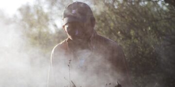 «Bajo la corteza», una película de Martín Heredia