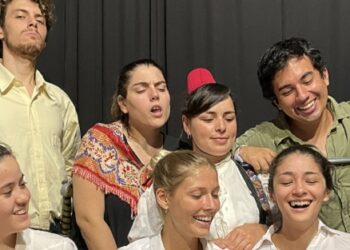 «Demasiado para nada», una comedia inspirada en «Mucho ruido y pocas nueces»