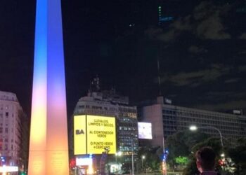 El Obelisco se iluminó con la bandera de Ucrania