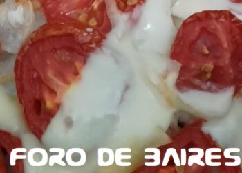 Churrasquito de cerdo gratinado con queso y tomate