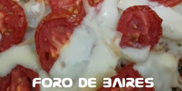 Churrasquito de cerdo gratinado con queso y tomate