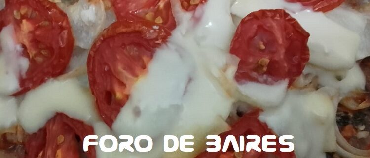 Churrasquito de cerdo gratinado con queso y tomate