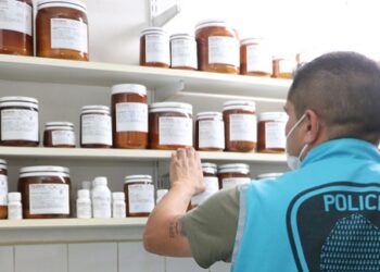 Incautan 150 botellas de materia prima vencida para medicamentos en farmacia de Balvanera