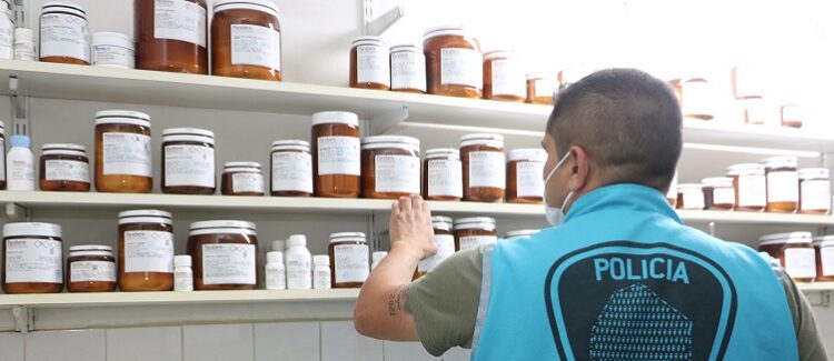 Incautan 150 botellas de materia prima vencida para medicamentos en farmacia de Balvanera