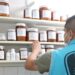 Incautan 150 botellas de materia prima vencida para medicamentos en farmacia de Balvanera