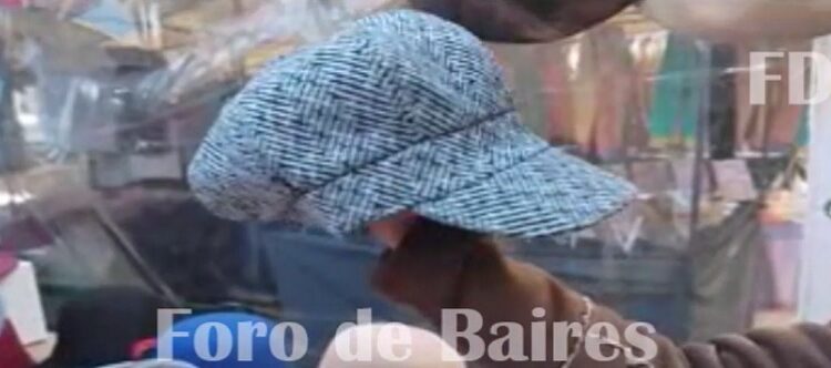Las hermanas gemelas Claudia y Marcela tienen «Entre flores y vintage», un paquete puesto de gorras, gorros y sombreros en Plaza Julio Cortázar