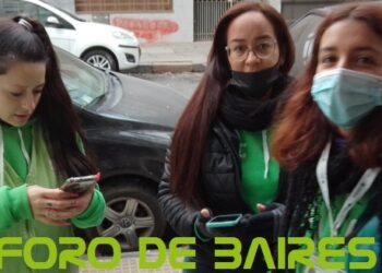 Chicas del Gobierno de la Ciudad se acercan a los domicilios y entregan bolsas para material reciclado