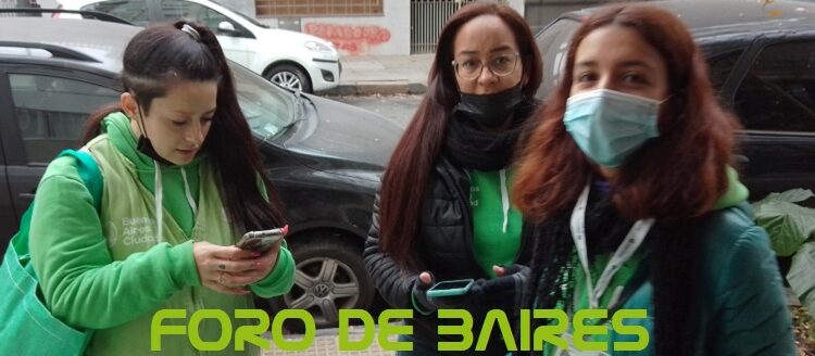 Chicas del Gobierno de la Ciudad se acercan a los domicilios y entregan bolsas para material reciclado