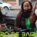 Chicas del Gobierno de la Ciudad se acercan a los domicilios y entregan bolsas para material reciclado