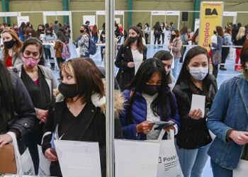 Más de 300 ofertas laborales y 20 empresas en la 4° Expo Empleo Barrial de la Ciudad