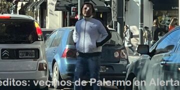 Un «trapito» cobra estacionamiento en Armenia y Honduras