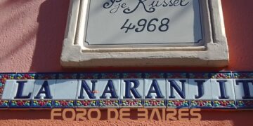 Las calles y esquinas pintarrajeadas de Palermo Soho son la atracción de los pasantes