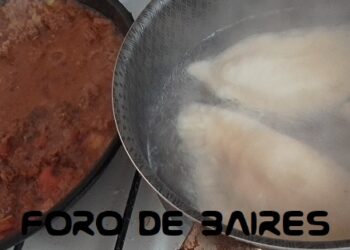 Empanadas rellenas de jamón y queso con salsa Bolognesa