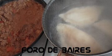 Empanadas rellenas de jamón y queso con salsa Bolognesa