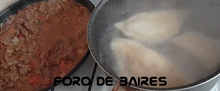 Empanadas rellenas de jamón y queso con salsa Bolognesa