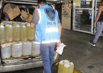 Decomisan más de 1.400 litros de aceite no apto para consumo humano que se usaba en restaurantes