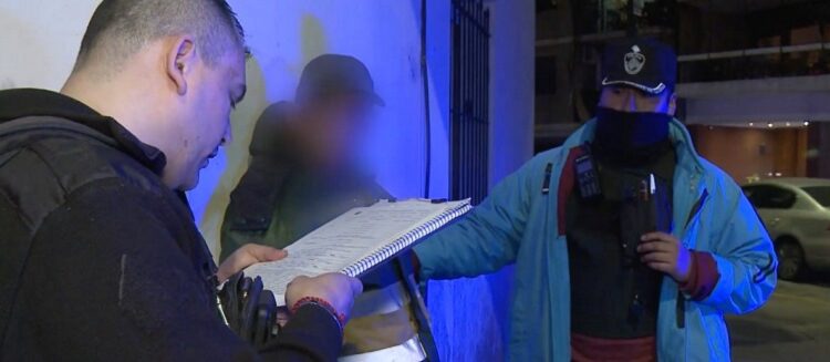 Por alerta del CMU, detienen a ladrón que robó batería y kit de seguridad de un auto en Palermo