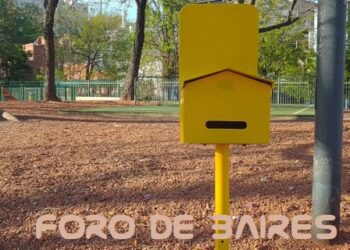 Escasean las bolsitas de los dispensadores para perros en las plazas